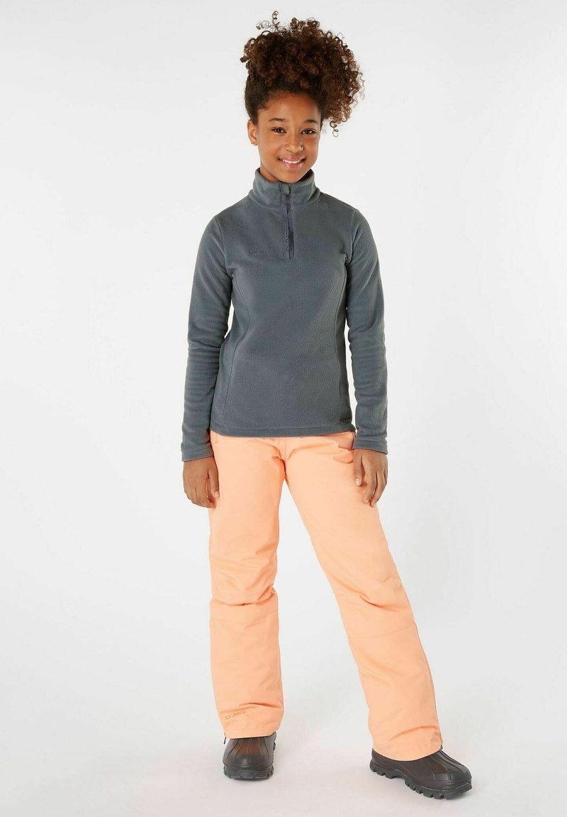 Sudadera de forro polar gris con cuello de media cremallera, combinada con pantalones de esquí melocotón y botas de nieve negras. Diseño simple con material de forro polar texturizado.