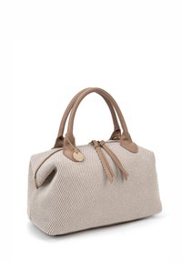 Borsa in tessuto a righe beige con manici in pelle marrone, chiusura con zip e fiocchi decorativi sul davanti. Presenta un'etichetta charm dorata.