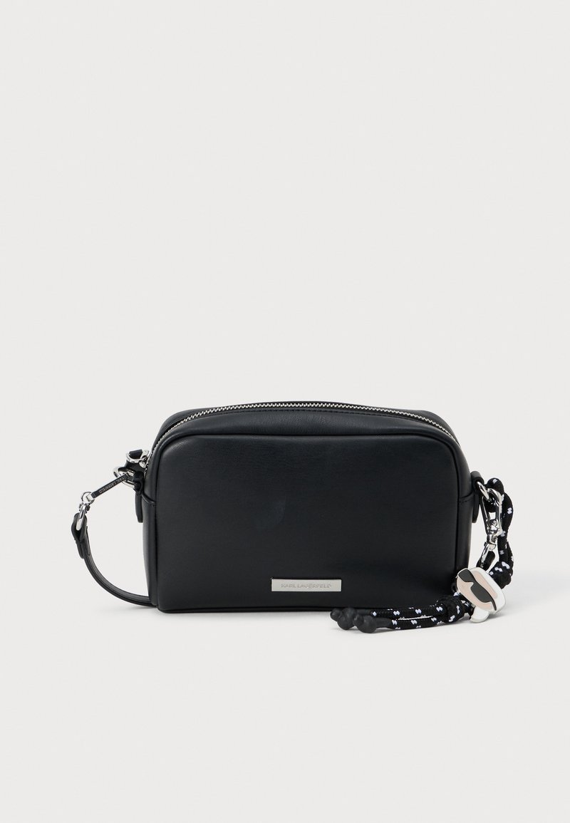 Černá kožená crossbody taška obdélníkového tvaru, se zipovým uzávěrem, stříbrným kováním a vzorovaným popruhem se šarmem.