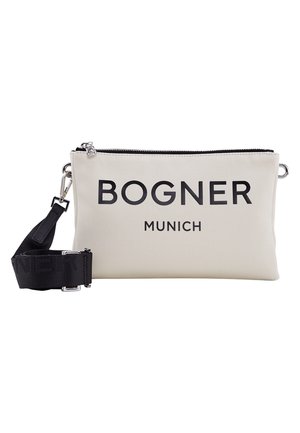 Rechthoekige beige stoffen crossbodytas met zwarte verstelbare riem en "BOGNER MUNICH" in zwart gedrukt op de voorkant.