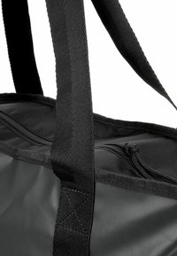 Borsa a tracolla nera realizzata in tessuto texturizzato, con apertura con zip e manici in nylon resistenti. Il design è funzionale con cuciture rinforzate.