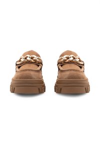 Hnedé semišové platformové topánky s robustnou podrážkou, ozdobným zlatým reťazom cez priehlavok a textúrovaným povrchom.