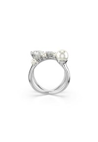 Anillo de plata con un diamante central, tres diamantes más pequeños y tres perlas. Banda lisa con acabado pulido y forma redondeada.