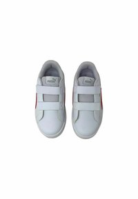 Zapatillas blancas con acentos rojos, hechas de cuero sintético, con correas de Velcro en la parte delantera, cuello acolchado y suela texturizada.