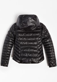 Veste matelassée noire avec capuche, cousue horizontalement et diagonalement, montrée de dos sur un fond blanc.