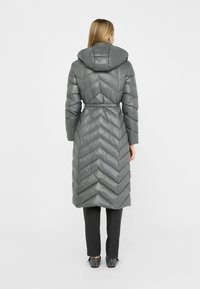 LIU JO LONG WITH HOOD - Abrigo de plumas - grey
