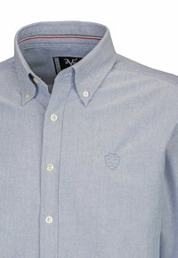 Lichtblauw button-up shirt van textuurstof. Heeft een klassieke kraag, witte knopen en een geborduurd schildlogo.