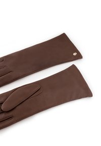 Braune Lederhandschuhe mit glatter Textur, einem eleganten Design, langen Bündchen und einem kleinen Metall-Logoakzent.