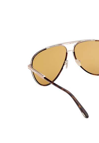 Aviator-zonnebril met gouden metalen montuur, amberkleurige glazen, verstelbare neuspads en pootjes met schildpaddenhuidpatroon.