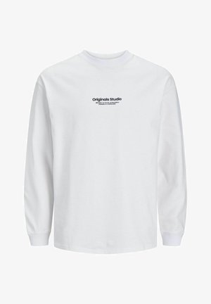 Camiseta blanca de manga larga hecha de algodón, con un gráfico en texto negro "Originals Studio" en el frente y cuello redondo.