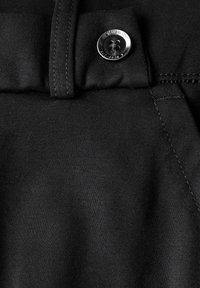 Zwarte katoenen blazerbroek met een gladde textuur, een standaard tailleband met een ronde metalen knop en dubbel gestikte naden.