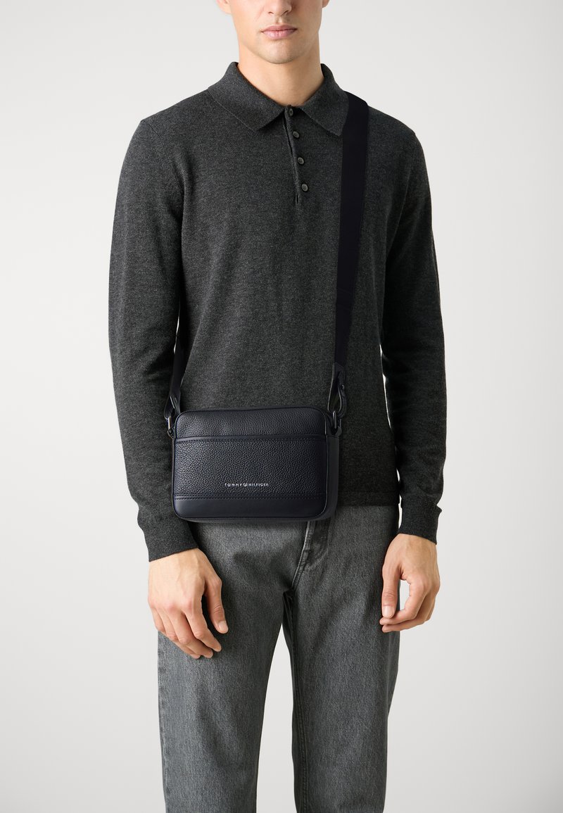 Tommy Hilfiger PREMIUM CAMERA BAG UNISEX - Taška s příčným popruhem - black