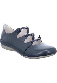 Chaussure en cuir bleu marine avec un bout arrondi, des lacets élastiques et une semelle flexible. Présente des découpes sur les côtés pour une meilleure respirabilité.