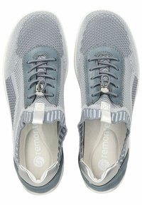 Scarpe sportive grigie con una tomaia in mesh traspirante, lacci elastici e colletto imbottito. Suola bianca con un logo discreto sulla soletta.