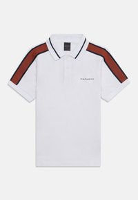 Biely polo s krátkymi rukávmi, s oranžovými a čiernymi pruhovanými akcentmi na pleciach, s dvojgombíkovou légou a logom "HACKETT" na hrudi.