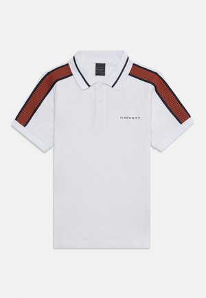 Balta trumpa rankovė polo marškinėliai su oranžinėmis ir juodomis juostelėmis pečių akcentuose, dviejų mygtukų užsegimas ir "HACKETT" logotipas krūtinėje.