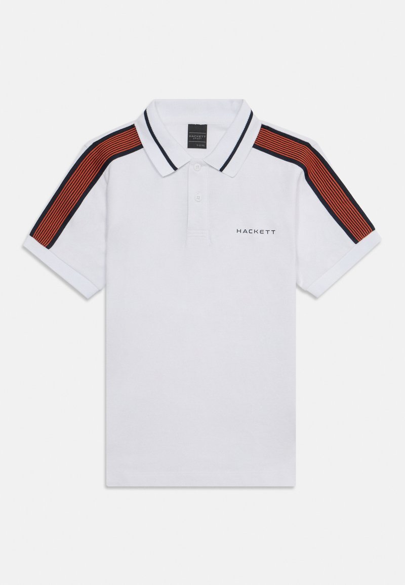 Bílá polokošile s krátkým rukávem a oranžovými a černými pruhovanými akcenty na ramenou, s dvoubotovou léga a logem "HACKETT" na prsou.