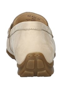 Beige leren instapschoen met een ronde neus, gestikte details en een flexibele rubberen zool met een gestructureerd patroon.