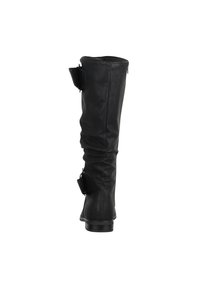 Stivaletto nero in ecopelle alto fino al ginocchio con design arricciato, dettaglio con zip laterale e tacco basso. Include un piccolo taschino decorativo.
