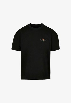 Fekete pamut póló rövid ujjakkal, kerek nyakkivágással és elülső grafikával, mely színes és fehér szöveget tartalmaz. Simább tapintású, normál szabású.