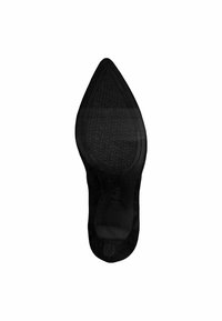 Scarpa con tacco alto nera a punta con una texture simile al camoscio. La suola presenta una presa strutturata e un marchio in rilievo sul fondo.