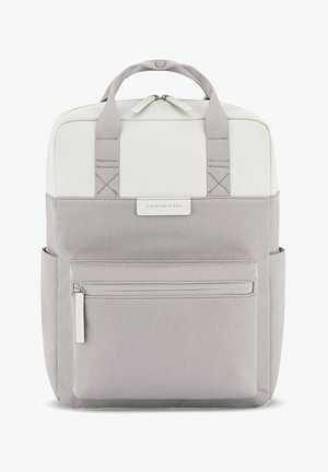 Zaino in tessuto grigio con pannello superiore bianco, manici doppi per il trasporto, tasca frontale con zip e etichetta con logo. Presenta un design elegante e strutturato.