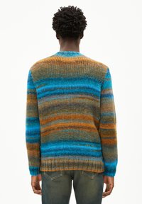 Strickpullover mit blauen, braunen und orangefarbenen horizontalen Streifen, gerippten Bündchen und Saum, rundem Ausschnitt und lockerer Passform.