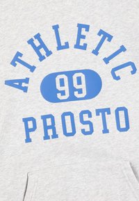 Szary sweatshirt z wyraźnym niebieskim napisem "ATHLETIC 99 PROSTO." Miękka tkanina z przednią kieszenią, okrągły wzór graficzny.
