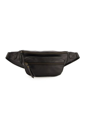 Schwarze Leder-Gürteltasche mit zwei Reißverschlussfächern, flacher Form, verstellbarem Riemen und dezentem Logodruck auf der Vorderseite.
