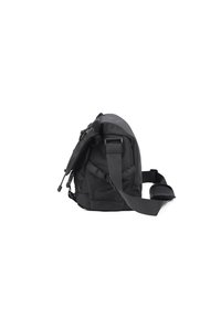 Borsa a tracolla nera con forma curva, realizzata in tessuto resistente, dotata di tracolla regolabile, tasca in rete e scomparto con cerniera.