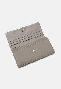 Szary skórzany portfel z zapięciem na guzik, wieloma miejscami na karty i kieszonką na zamek. Gładka faktura i minimalistyczny design.