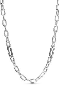 Strieborný náhrdelník z reťaze s predĺženými oválnymi článkami s lesklým povrchom. Hladký povrch a striedajúce sa tvary článkov zvýrazňujú dizajn.