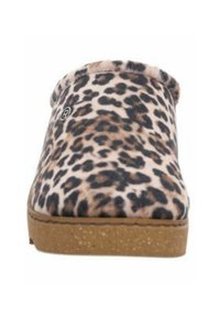 Slippers med leopardmønster, der har en blød tekstur, rund tå og lav profil. Brun tekstureret sål med kontrastsyning.