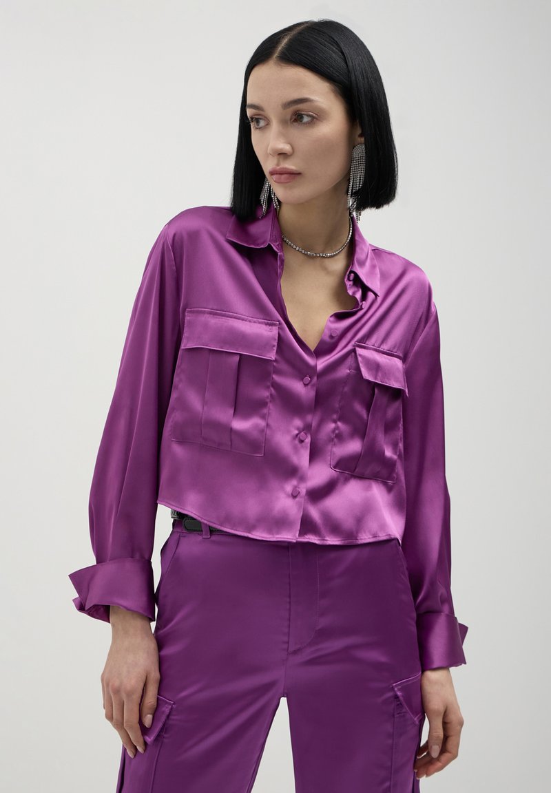 Camicia elegante a fantasia leopardata viola con maniche a sbuffo e bo– Moda Mania