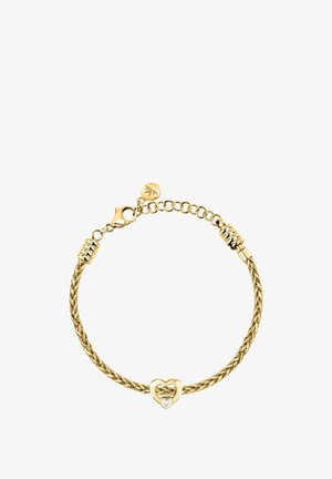 Bracciale dorato con design a catena attorcigliata, caratterizzato da un ciondolo a forma di cuore con un piccolo accento in pietra preziosa e chiusura a moschettone.