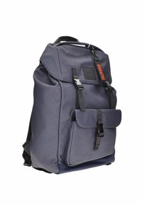 Zaino in tessuto grigio con finitura testurizzata, spallacci regolabili, tasca frontale con patta e un'etichetta con logo arancione.
