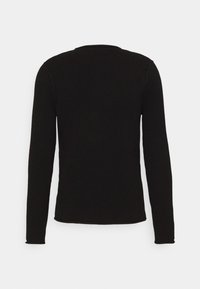 Schwarzer Pullover mit langen Ärmeln, der ein strukturiertes Strickmuster, einen runden Ausschnitt und eine enganliegende Passform aufweist. Die Rückansicht zeigt ein glattes, sauberes Design.
