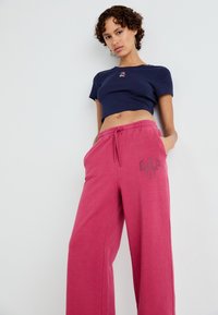 GAP MICKEY LOOSE  - Teplákové kalhoty - sled