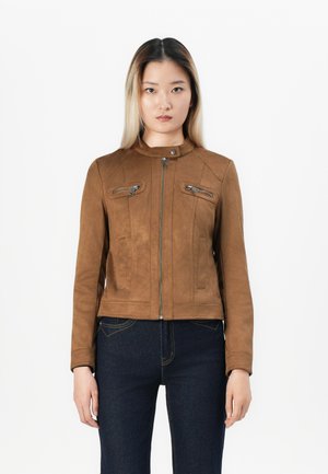 Veste en simili cuir marron avec un col haut, une fermeture éclair à l'avant et deux poches poitrine. Présente un design ajusté avec des détails cousus.