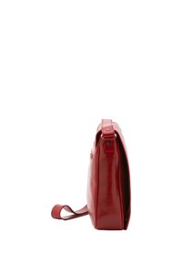 Borsa a tracolla rossa in pelle con design piatto, tracolla regolabile e una texture liscia. Presenta dettagli metallici e una chiusura con zip.