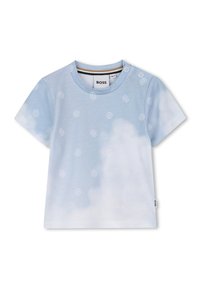 T-shirt bleu clair avec un motif de nuages, manches courtes et col rond avec un intérieur rayé contrastant. Étiquette de marque visible.