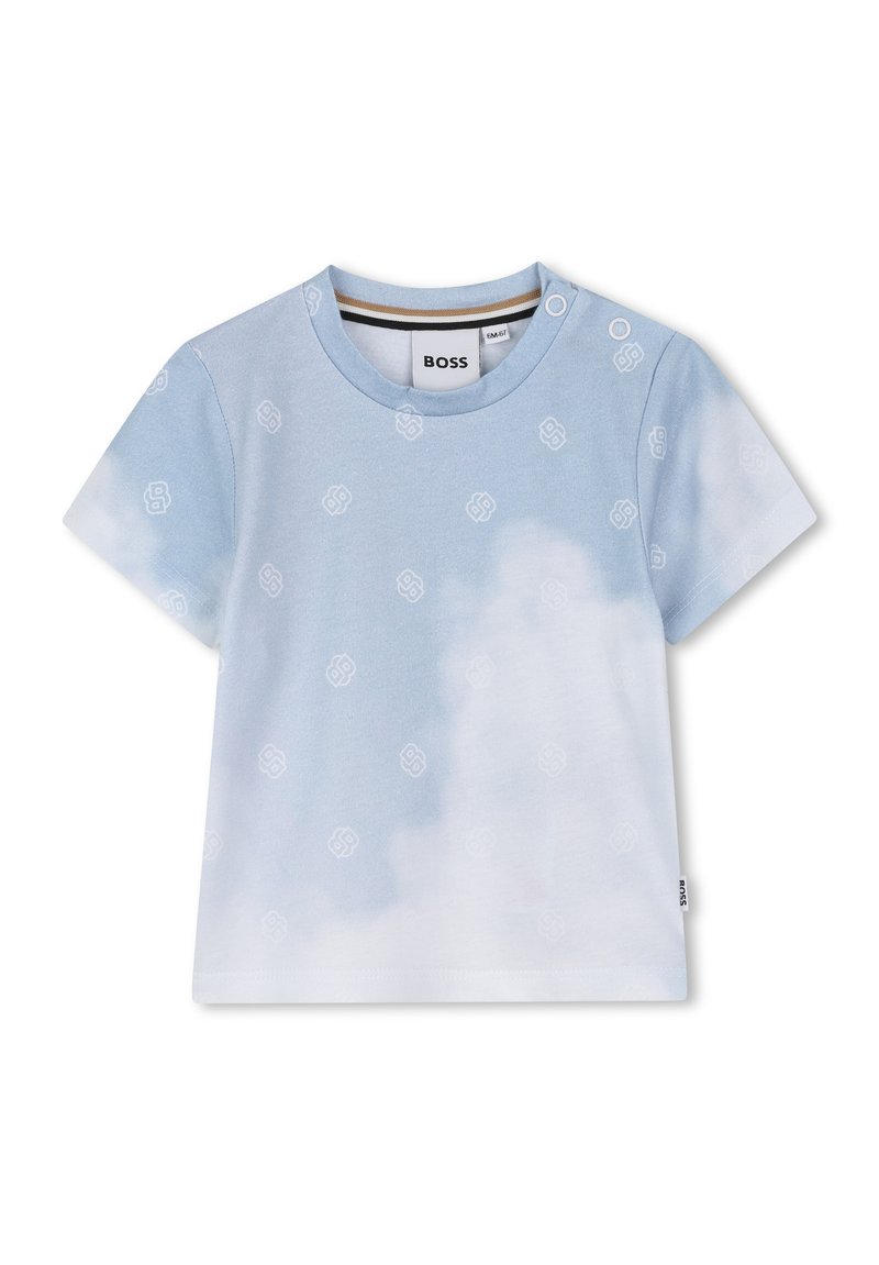 T-shirt bleu clair avec un motif de nuages, manches courtes et col rond avec un intérieur rayé contrastant. Étiquette de marque visible.