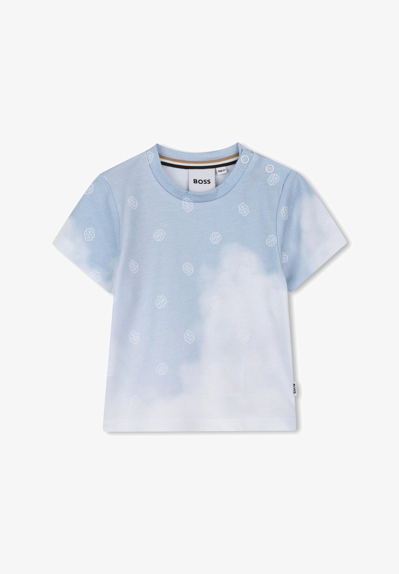 T-shirt bleu clair avec un motif de nuages, manches courtes et col rond avec un intérieur rayé contrastant. Étiquette de marque visible.