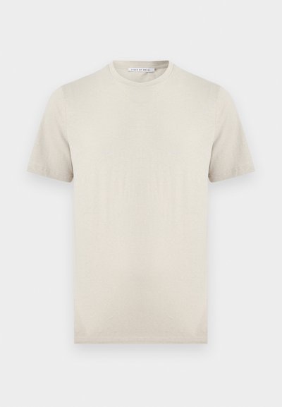 Μπεζ κοντομάνικο T-shirt με στρογγυλή λαιμόκοψη, φτιαγμένο από απαλό ύφασμα, με ετικέτα "Tiger of Sweden" στο εσωτερικό του γιακά.