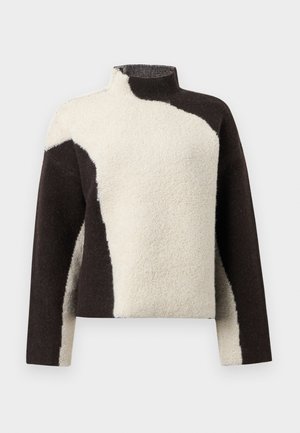 Sweater de fleece com gola alta, apresentando um design em blocos de cor em castanho escuro e creme, destacando um acabamento suave e texturizado.