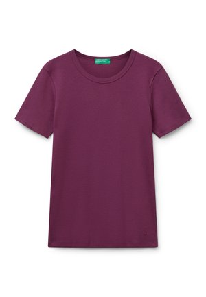 Ein schlichter, kurzärmeliger Rundhals-T-Shirt in tiefem Lila mit einem kleinen Logo nahe dem Saum, präsentiert vor einem weißen Hintergrund.