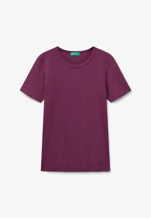 Effen korte mouwen ronde hals t-shirt in diep paars met een klein logo nabij de zoom, gepresenteerd op een witte achtergrond.