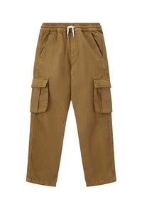 Bruine cargobroek met elastische tailleband, witte trekkoord, zijzakken en klepzakken op beide dijen.