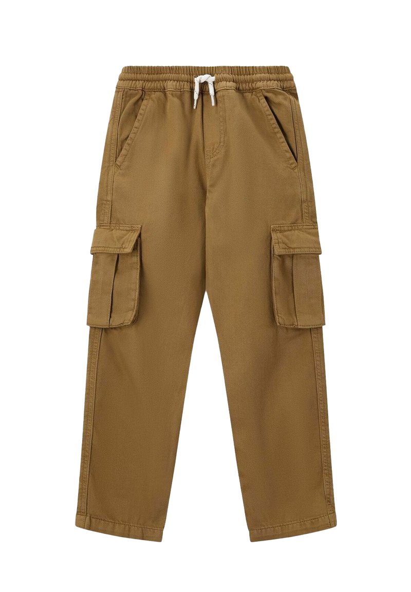 Bruine cargobroek met elastische tailleband, witte trekkoord, zijzakken en klepzakken op beide dijen.