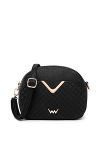 Gepolsterte schwarze Handtasche mit verstellbarem Tragegurt, mit einer strukturierten Oberfläche und einem goldenen Akzent in V-Form auf der Vorderseite.